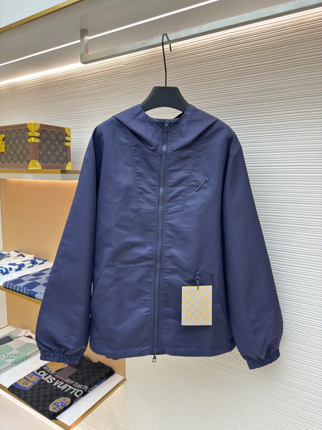 LOUIS VUITTON double-sided windproof pin jacket ●Authentic product: 23000 purchased and developed ●Item number: 1680475-C55 ●Fabric: polyester fiber fabric ●Technology: jacquard ●Version: fitted version ●Weight: about 555 grams ●Size: 44-46-48-50 ●Description: The solid color fabric is made of nylon encrypted matt twill fabric, and the jacquard fabric on the other side is made of 50D nylon yarn-dyed jacquard fabric. The solid color front panel is laser-burned, hand-made of white copper, with a triangle pin with logo and glossy finish. The front panel pocket uses a hardware keychain to hang a folding clothing tag, and the jacquard letters on the front chest placket are made of single-piece flowing pure It is cut by hand to restore the flower, and all the pieces are numbered. The pockets are also cut with the restored flower number. The fabric is relatively light and silky, and it takes time to cut accurately. The front and center are equipped with a double-circulation puller 5# orbital zipper. The hem and the hood are worn with spiral elastic ropes with ring anti-slip buckles, square pig nose buckles with logo, and all holes are punched with hardware and logo on the cloth-colored cornrows.
